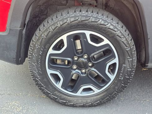 Used 2017 Jeep Renegade Trailhawk AWD/4WD image 10