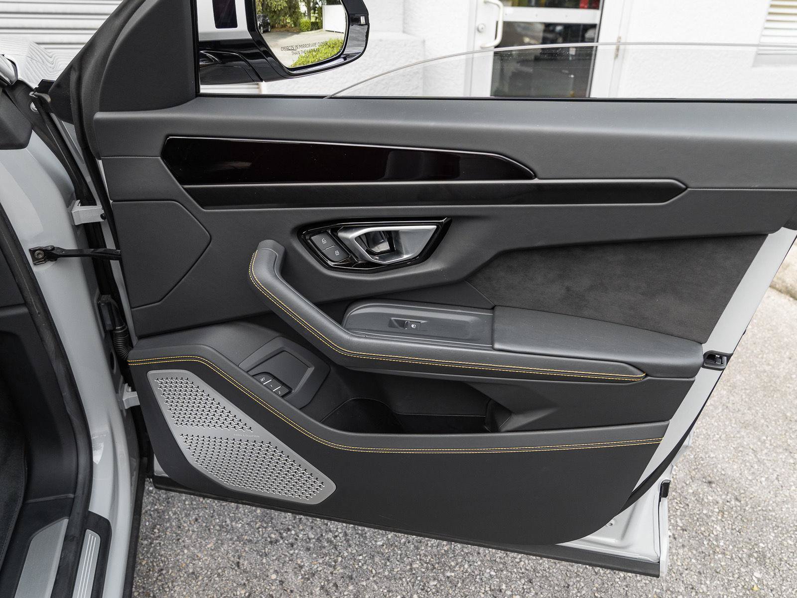 Used 2022 Lamborghini Urus AWD/4WD image 34