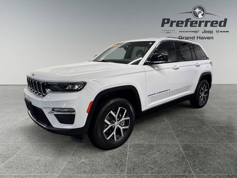 Used 2023 Jeep Grand Cherokee Limited w/ Trailer Tow Prep Group (B) AWD/4WD image 10