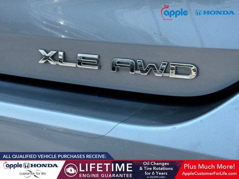 Used 2021 Toyota Highlander XLE AWD/4WD image 24