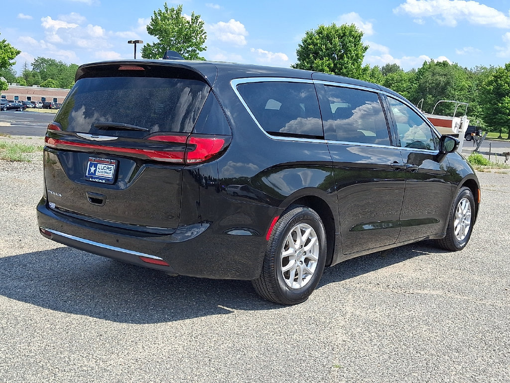 Used 2025 Chrysler Pacifica Select FWD image 12