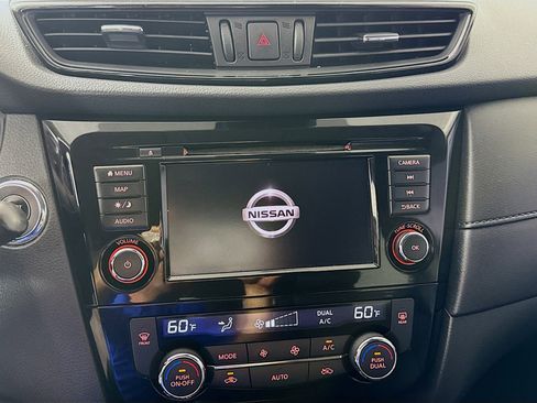 Used 2019 Nissan Rogue SV w/ Premium Package FWD image 18