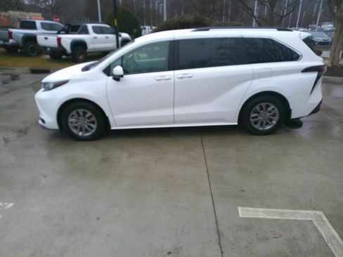 Used 2025 Toyota Sienna LE image 8