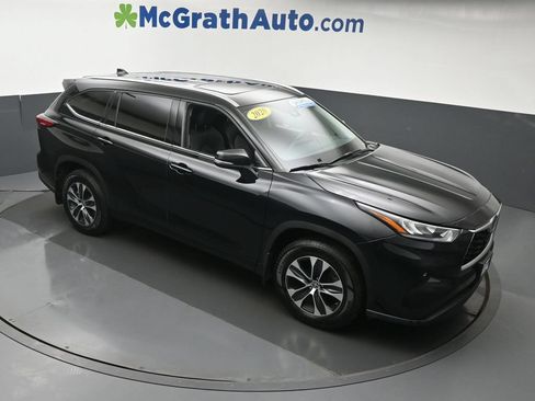 Used 2020 Toyota Highlander XLE AWD/4WD image 3