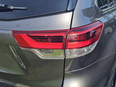 Used 2019 Toyota Highlander XLE FWD image 18