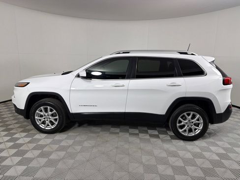 Used 2018 Jeep Cherokee Latitude w/ Cold Weather Group image 8