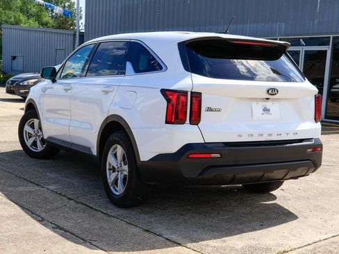 Used 2021 Kia Sorento LX FWD image 2