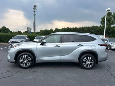 Used 2024 Toyota Highlander XLE AWD/4WD image 12