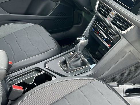 New 2026 Volkswagen Taos SE image 10