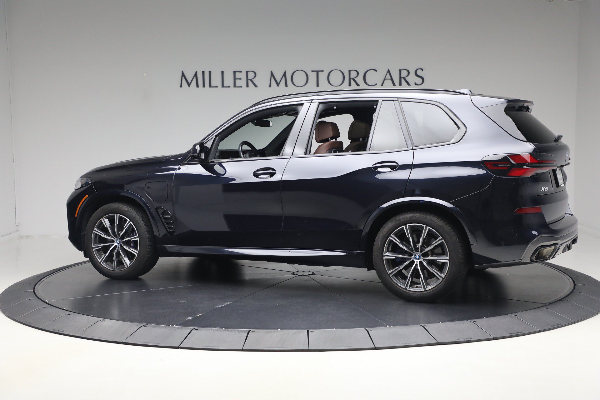 Used 2024 BMW X5 xDrive50e w/ Executive Package AWD/4WD image 4