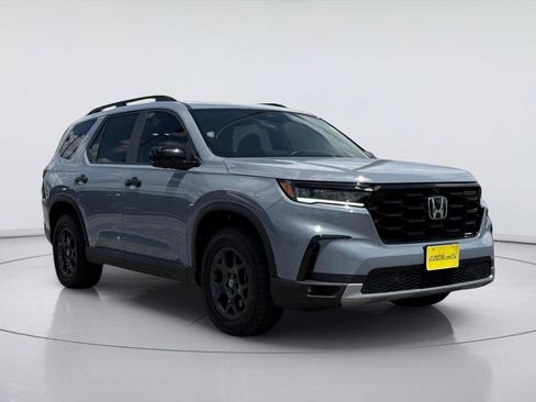Used 2025 Honda Pilot TrailSport image 2