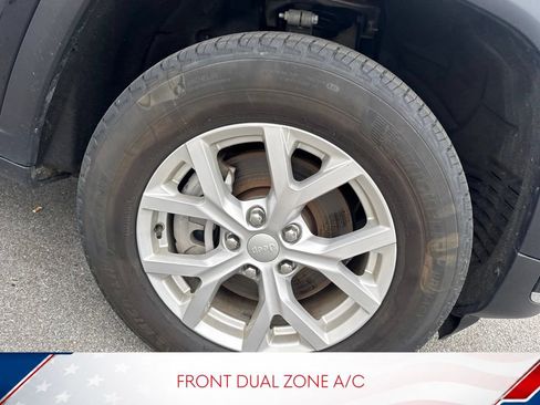 Used 2023 Jeep Grand Cherokee L Limited AWD/4WD image 4