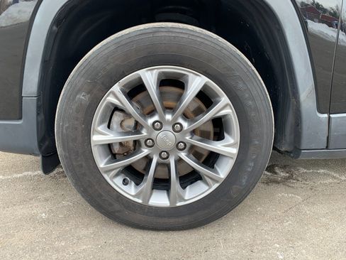 Used 2019 Jeep Cherokee Latitude Plus image 37