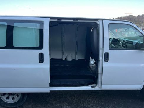 Used 2011 GMC Savana 1500 image 23