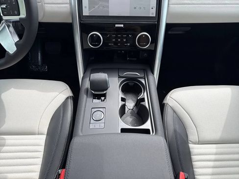 Used 2025 Land Rover Discovery S AWD/4WD image 24