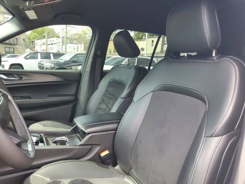 Used 2025 Jeep Grand Cherokee Altitude AWD/4WD image 17