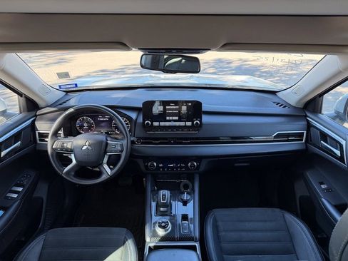 Used 2023 Mitsubishi Outlander SE image 16