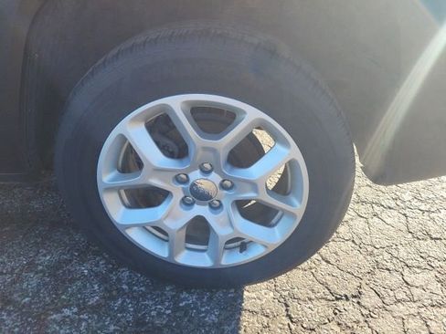 Used 2018 Jeep Renegade Latitude w/ Cold Weather Group image 13