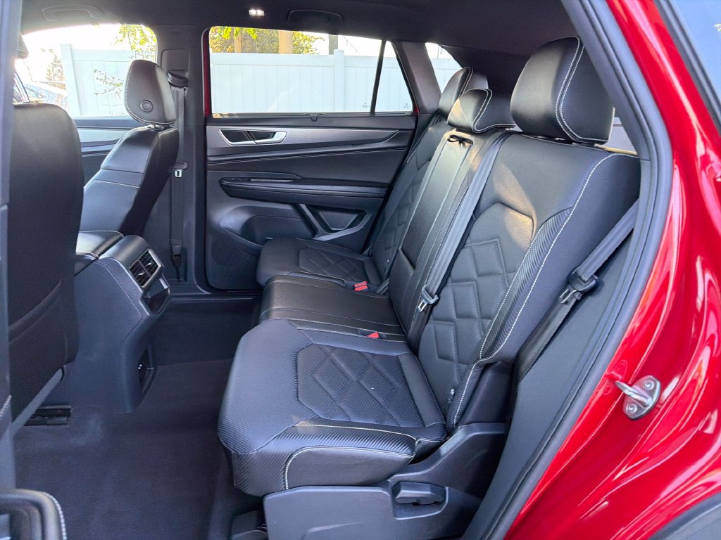 Used 2025 Volkswagen Atlas Cross Sport SE w/ Panoramic Sunroof Package FWD image 27