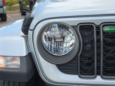 Used 2024 Jeep Gladiator Sport AWD/4WD image 10