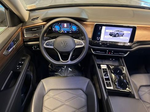 Certified 2025 Volkswagen Atlas SE FWD image 19