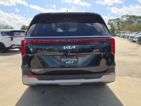 New 2026 Kia Carnival EX FWD image 7