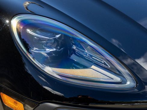 Certified 2025 Porsche Macan image 15