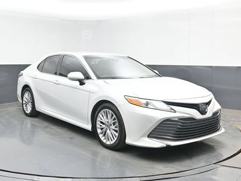 Used 2018 Toyota Camry XLE FWD image 2