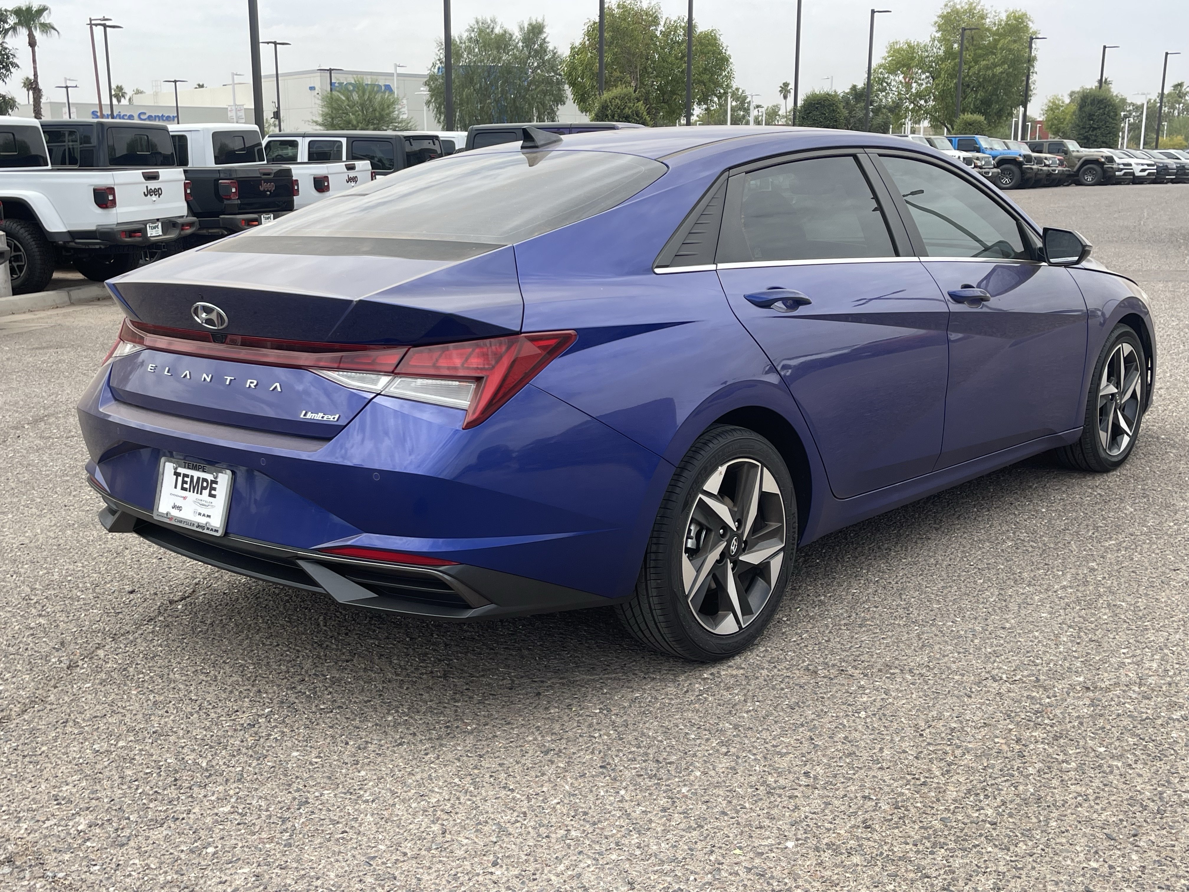 Used 2023 Hyundai Elantra Limited w/ Preferred Accessory Package FWD image 5