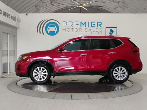Used 2017 Nissan Rogue SV image 2