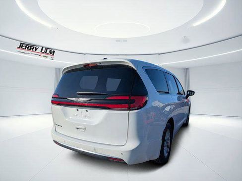 Certified 2025 Chrysler Pacifica Select image 2