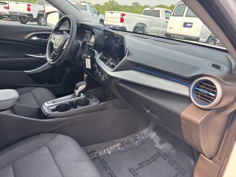 Used 2025 Chevrolet Trax LS image 49