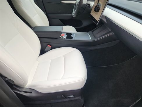 Used 2023 Tesla Model Y Long Range image 27