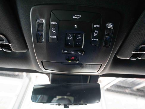 Used 2025 Toyota Sienna Platinum AWD/4WD image 18