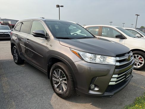 Certified 2018 Toyota Highlander XLE AWD/4WD image 2