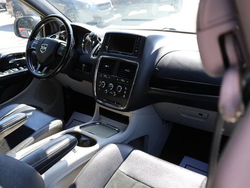 Used 2017 Dodge Grand Caravan SXT FWD image 27