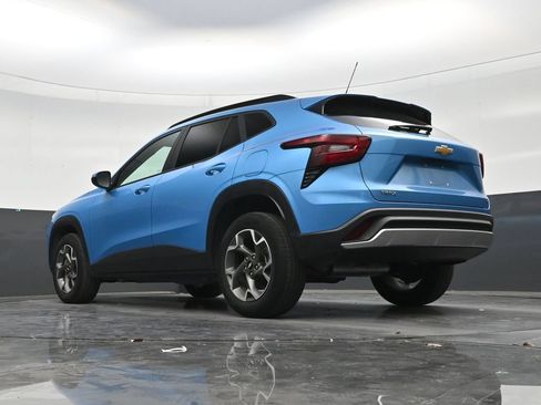 Used 2025 Chevrolet Trax LT FWD image 21