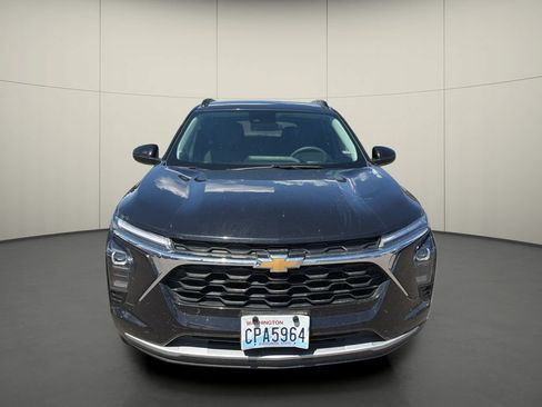 Used 2025 Chevrolet Trax LT FWD image 2