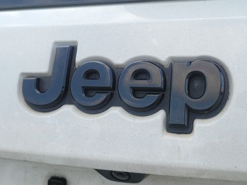 Used 2020 Jeep Grand Cherokee Altitude AWD/4WD image 10