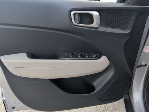 Used 2025 Hyundai Venue SEL FWD image 11
