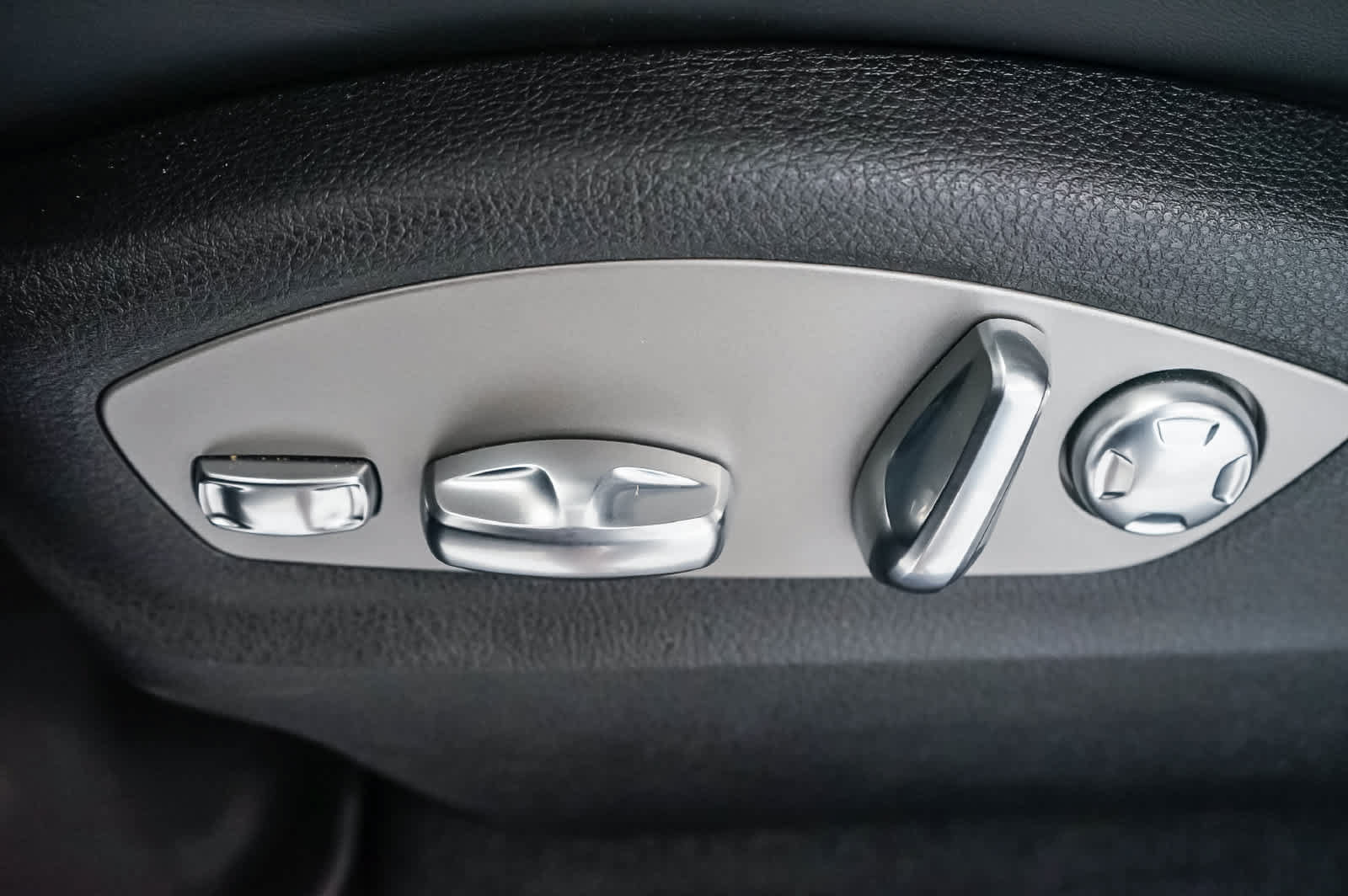 Certified 2026 Porsche Macan AWD/4WD image 26