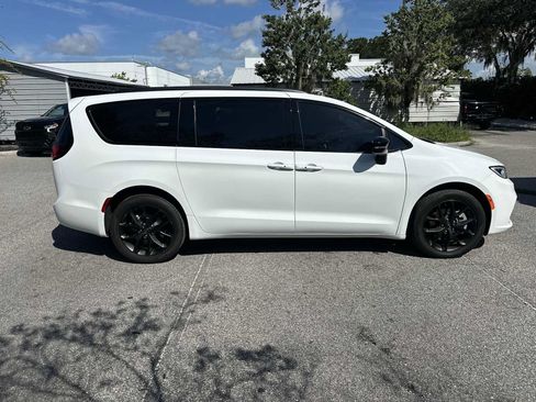 Used 2023 Chrysler Pacifica Limited w/ Uconnect Theater Family Group AWD/4WD image 7
