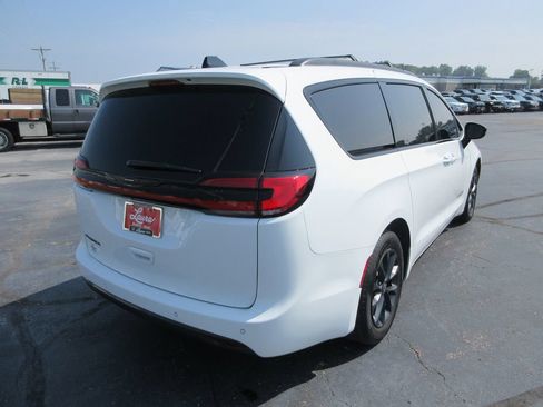 Used 2025 Chrysler Pacifica Select w/ Fav Edition Package FWD image 6