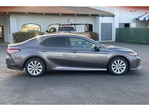 Used 2018 Toyota Camry LE image 7