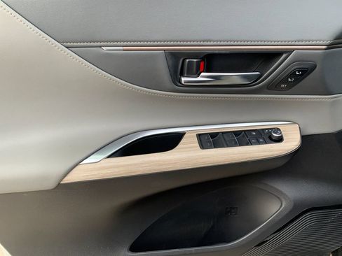 Used 2022 Toyota Venza Limited w/ Advanced Technology Package image 12