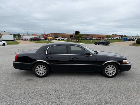 Used 2011 Lincoln Town Car Signature Limited RWD image 5