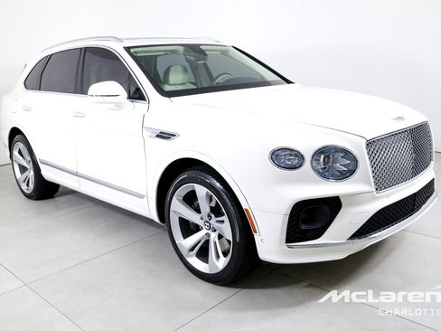 Used 2023 Bentley Bentayga Plug-In Hybrid AWD/4WD image 3