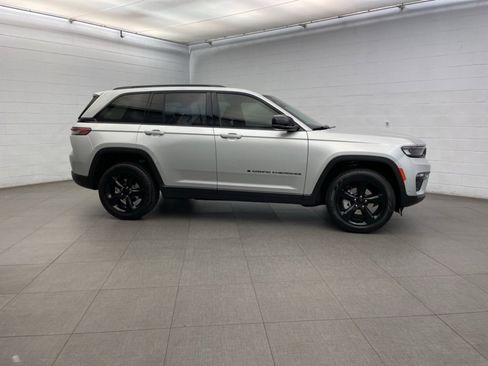 New 2025 Jeep Grand Cherokee Limited w/ Luxury Tech Group II image 2