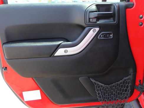 Used 2017 Jeep Wrangler Unlimited Rubicon w/ Connectivity Group image 17