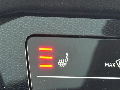 Used 2025 Volkswagen Taos SE w/ Panoramic Sunroof Package image 34